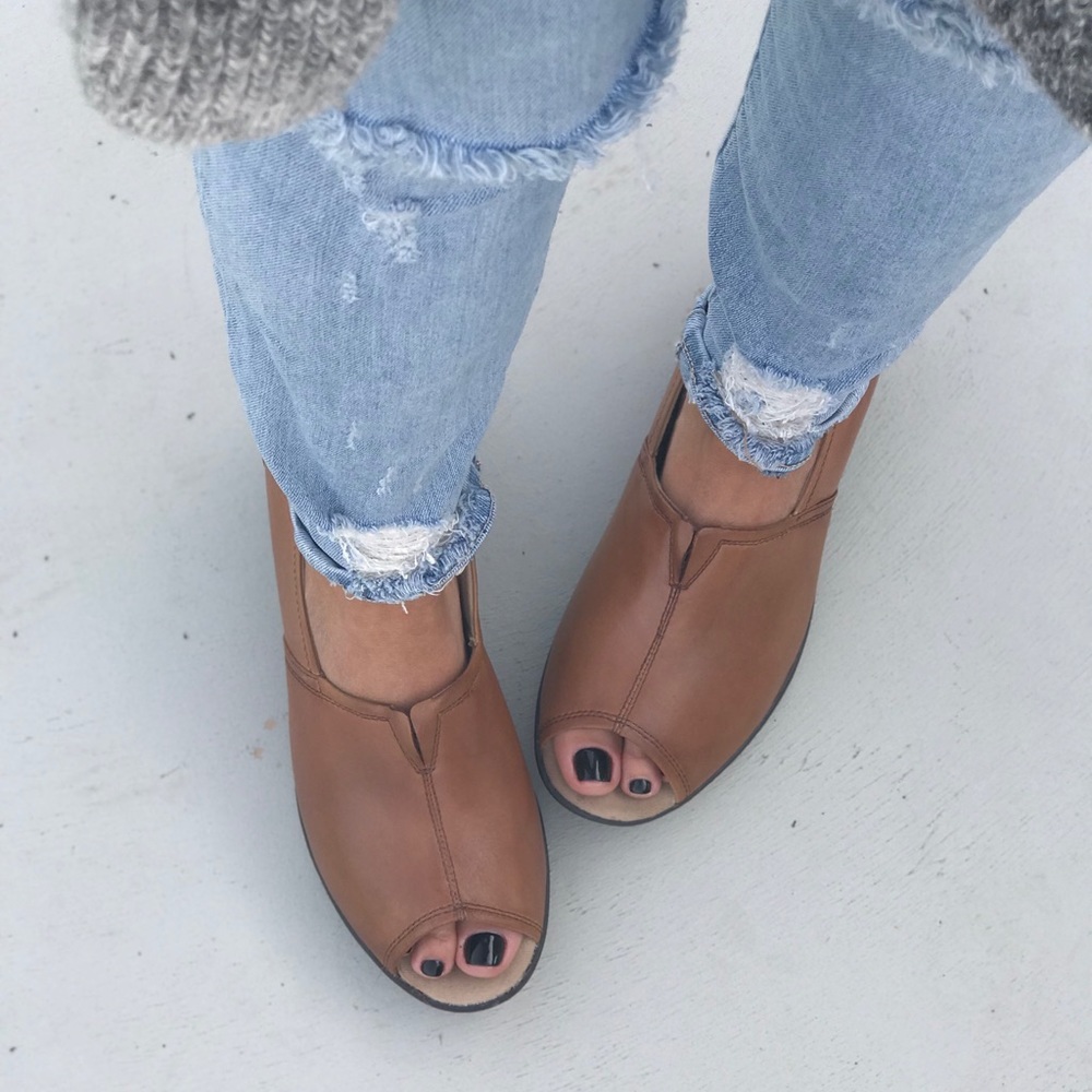 Cognac Leather Split Top Enclosed Wedge Pump - Picture 4 of 7